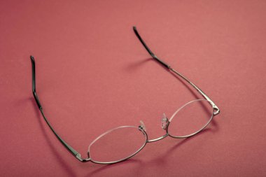 Kırmızı arkaplanda yeni metal gözlük çerçevesi