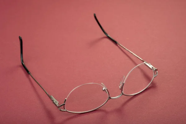 Nuevo Marco Gafas Metal Sobre Fondo Rojo — Foto de Stock