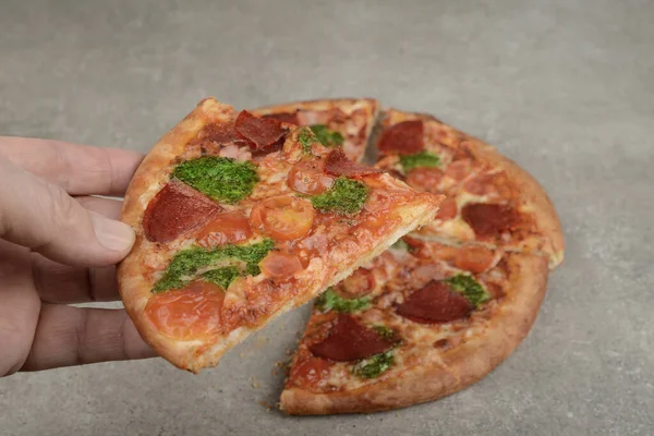 Pizza Med Salami Ett Köksbord — Stockfoto