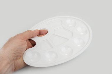 Beyaz arkaplanda yeni bir ressam paleti