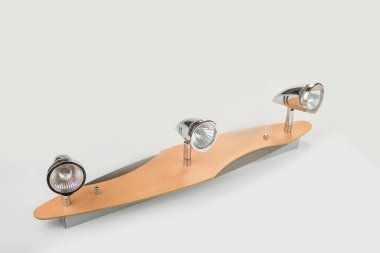 Üç ışığı olan halojen spot ışığı