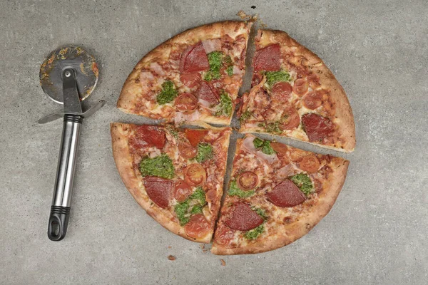 Pizza Med Salami Ett Köksbord — Stockfoto