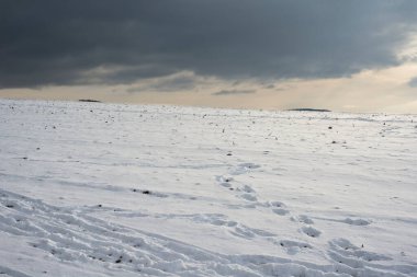 Manzara kışın karla kaplıydı.