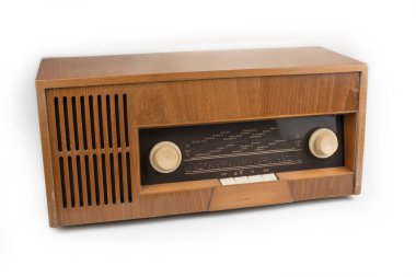 Beyaz üzerinde antika ahşap retro radyo.