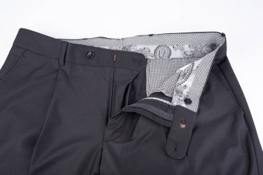 Beyaz arka planda erkeklerin lüks pantolonlarına yakın çekim