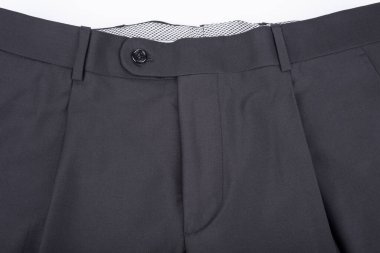 Beyaz arka planda erkeklerin lüks pantolonlarına yakın çekim