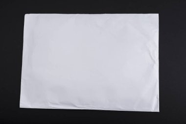 Siyah arkaplanda beyaz A4 zarfı kullanıldı