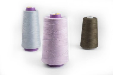 Beyaz arkaplanda endüstri ipliği