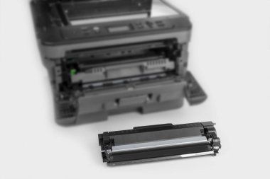 Beyaz arkaplanda yazıcı kartuşu değişikliği