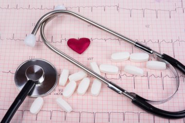 Kalp teşhisi ve steteskoplu EKG grafiği