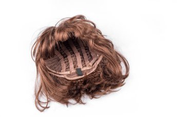 Beyaz arka planda kısa kızıl peruk.