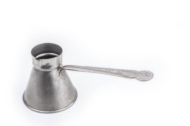 Beyaz arka planda Türk kahve cezve