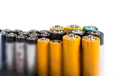 AAA ve AAA bataryaları beyaz arka planda