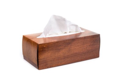 Beyaz arkaplanda kağıt mendil kutusu