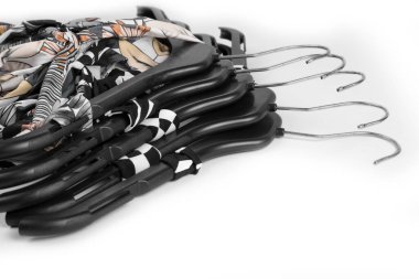 Beyaz askıların üzerindeki elbise yığını.