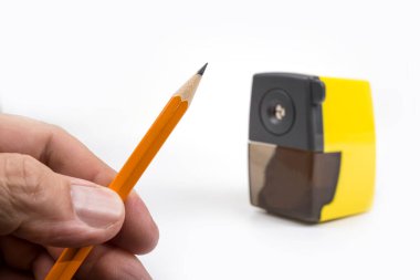 Beyaz bir el kol ile kalem açacağı.