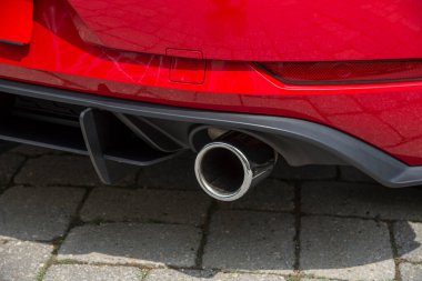 Modern bir arabanın susturucularının sonu.