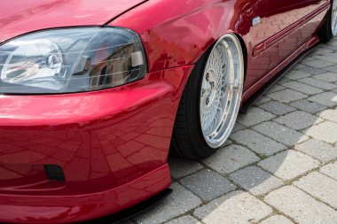 Arabanın ön ışığı ve tampon.