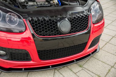 Arabanın ön ışığı ve tampon.