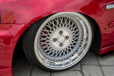 Hafif alaşımlı diski olan modern bir araba tekerleği. Düşük şasi.