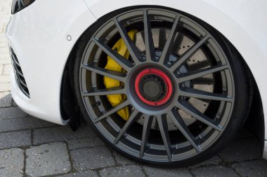 Hafif alaşımlı diski olan modern bir araba tekerleği. Düşük şasi.