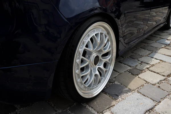 Rueda Coche Moderna Con Disco Aleación Ligera Chasis Bajo — Foto de Stock