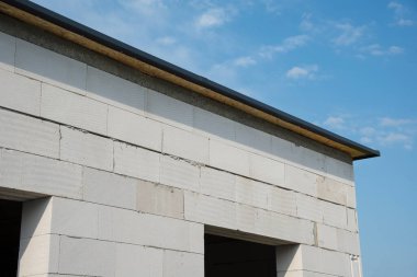 Polistiren izolasyondan önce köpüklü beton bloklardan yeni bir ev. Pasif ev kavramı