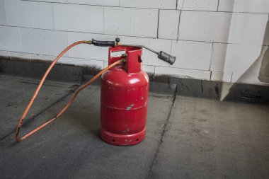 Propan bütan bombası ve çatı yalıtımı için meşale.