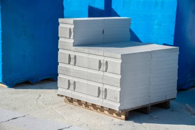 Beton köpük bloklardan yapılmış ev duvarları.