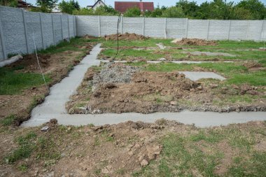 Topraktaki beton temeller, duvarlar inşa etmeye hazır olun.