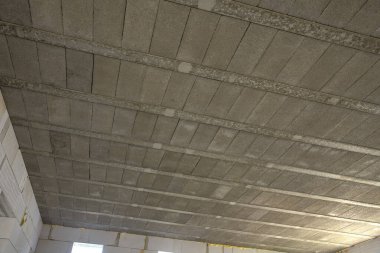 İnşa edilmiş bir evin beton tavanı