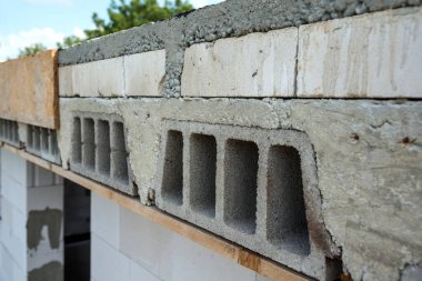 İnşa edilmiş bir evin beton tavanı