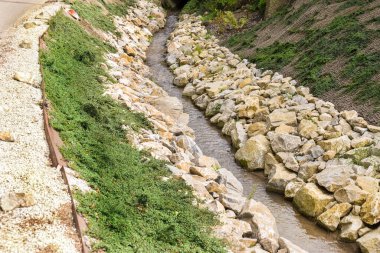 Ormandan gelen yeni kayalar dereyi düzenliyor. Sel önleyici önlem