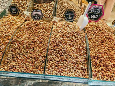 Türk pazarında çeşitli fındıklar