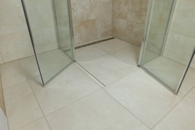 Kanalizasyonlu duş kutusu açık. Su sızıntısı sorunu