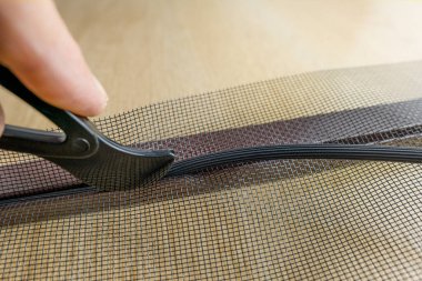 Ağ pencere alüminyum çerçeve veya kapı içine kuruluyor