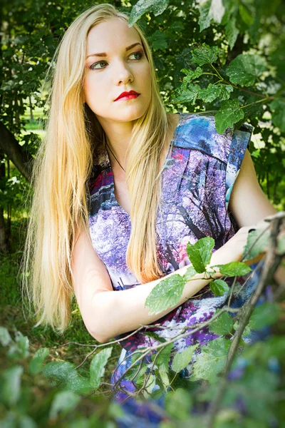 Girl on the nature — Stock Photo, Image