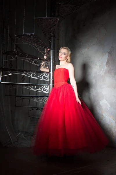 A menina no vestido vermelho — Fotografia de Stock