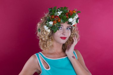 Kırmızı bir arka plan üzerinde sonbahar çelenk ile kız