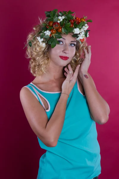 Fille avec couronne d'automne sur un fond rouge — Photo