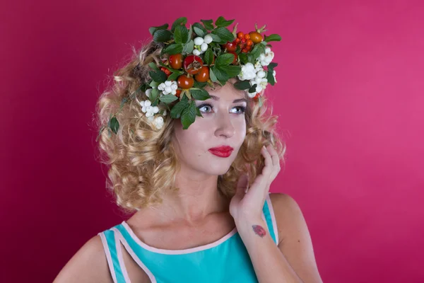 Mädchen mit Herbstkranz auf rotem Hintergrund — Stockfoto