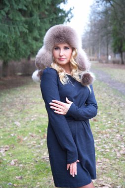 kürk şapkalı kız