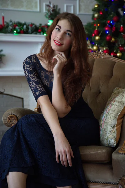 Femme à Noël intérieur — Photo