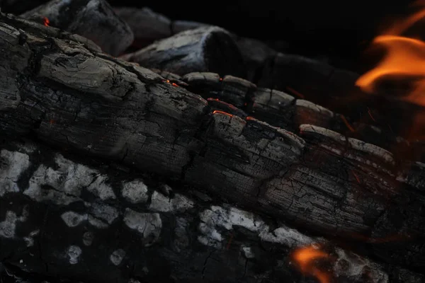 Smälta Stockar Brända Levande Eld Nära Håll Atmosfärisk Bakgrund Med — Stockfoto