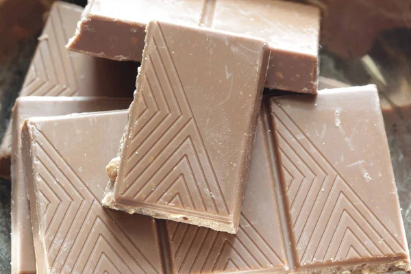 Mléčná Čokoláda Kousky Misce Modrém Pozadí Horního Pohledu Zavřít Čokoládovou — Stock fotografie