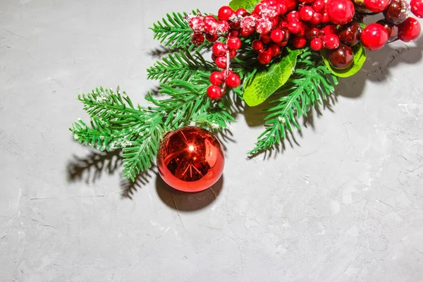 Noel Stili Çiçek Kompozisyonu Kırmızı Toplu Firavun Ağacı Dalları Gri — Stok fotoğraf