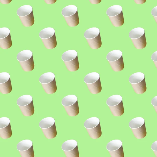Nahtloses Muster von Bastelpapier Suppentassen auf grünem Papier Hintergrund. Container zum Mitnehmen. Ökologisches Einzelpaket. Zero Waste — Stockfoto