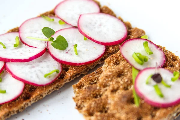 Semmeln aus Knäckebrot mit gehackten Radieschen und Kräutern. Sandwich mit Gemüse und Basilikum. Imbiss aus nächster Nähe. — Stockfoto