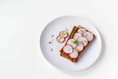 Ekmek ruloları, doğranmış turplar ve otlarla. Sebze ve fesleğenli sandviç..