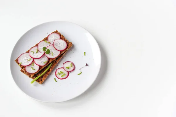 Semmeln mit gehackten Radieschen und Kräutern. Sandwich mit Gemüse und Basilikum. — Stockfoto
